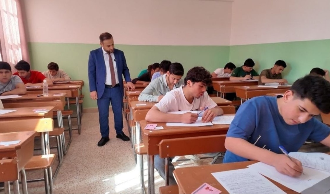طلاب يجرون الامتحانات الرسمية في شرق سوريا (وكالة أنباء آسيا)