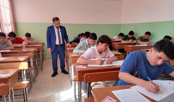 طلاب يجرون الامتحانات الرسمية في شرق سوريا (وكالة أنباء آسيا)