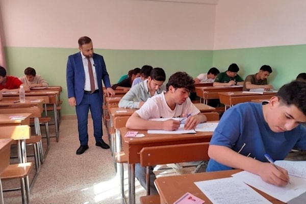 طلاب يجرون الامتحانات الرسمية في شرق سوريا (وكالة أنباء آسيا)
