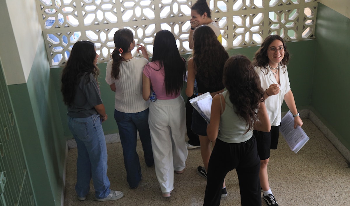 تلامذة يجرون الامتحانات الرسمية في أحد مراكز العاصمة بيروت (مروان بو حيدر)