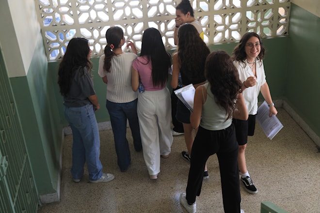 تلامذة يجرون الامتحانات الرسمية في أحد مراكز العاصمة بيروت (مروان بو حيدر)