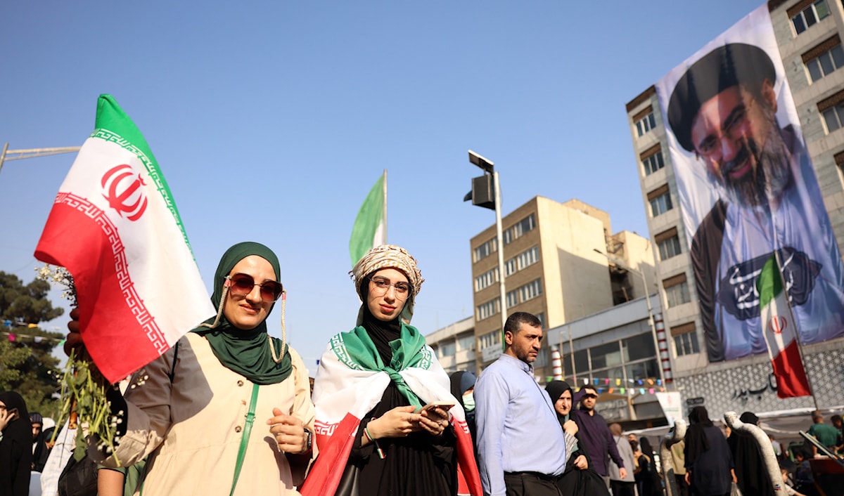 إيرانيون يشاركون في مسيرة دعم للقيادة لمناسبة عيد الغدير في طهران (أ ف ب)