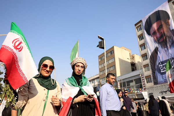 إيرانيون يشاركون في مسيرة دعم للقيادة لمناسبة عيد الغدير في طهران (أ ف ب)