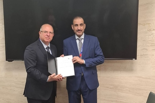 وزير العمل محمد حيدر ومدير عام منظمة العمل العربية فايز المطيري (من الويب)
