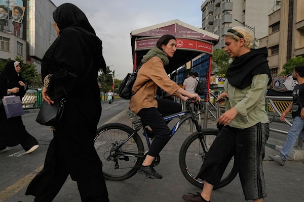 الحكومة الإيرانية تعمل على توسيع نظام «البطاقة التموينية الإلكترونية» (من الويب)