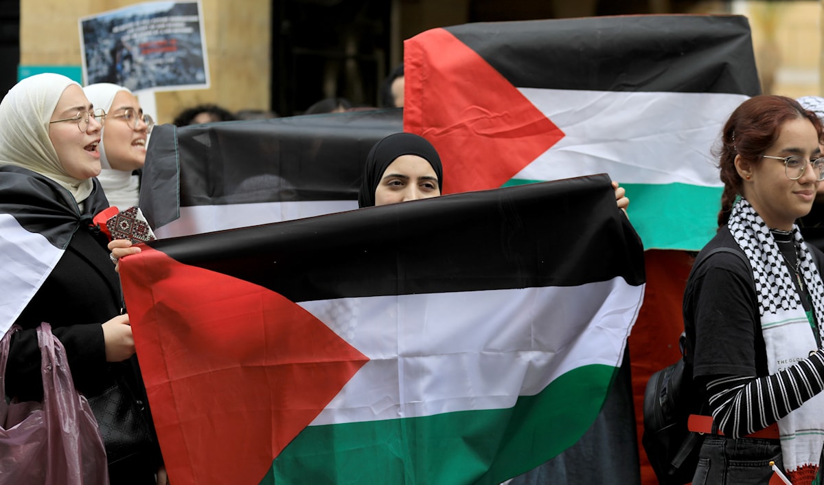 اعتصام طلابي تضامناً مع غزة أمام الجامعة الأميركية (هيثم الموسوي)