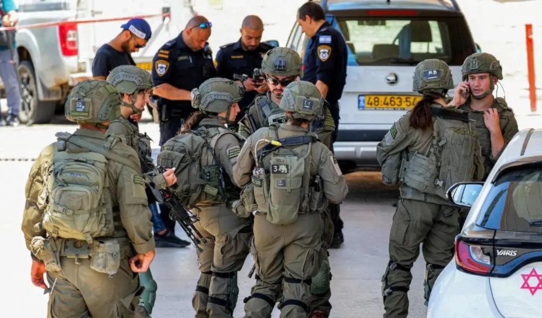 أعادت العملية إلى الواجهة ملفّ انتشار السلاح والجريمة في المجتمع الفلسطيني داخل الأراضي المحتلة (أ ف ب)