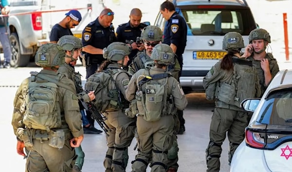 أعادت العملية إلى الواجهة ملفّ انتشار السلاح والجريمة في المجتمع الفلسطيني داخل الأراضي المحتلة (أ ف ب)