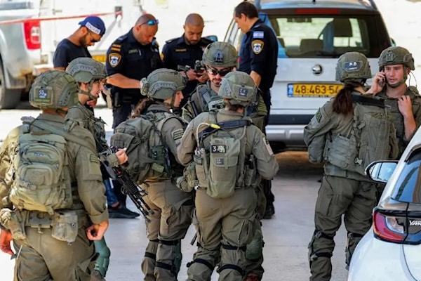 أعادت العملية إلى الواجهة ملفّ انتشار السلاح والجريمة في المجتمع الفلسطيني داخل الأراضي المحتلة (أ ف ب)