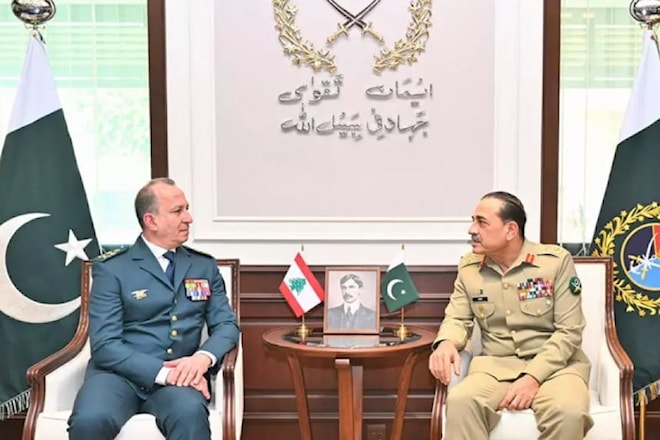 قائد الجيش العماد رودولف هيكل يلتقي نظيره الباكستاني عاصم منير في مدينة روالبندي (من الويب)