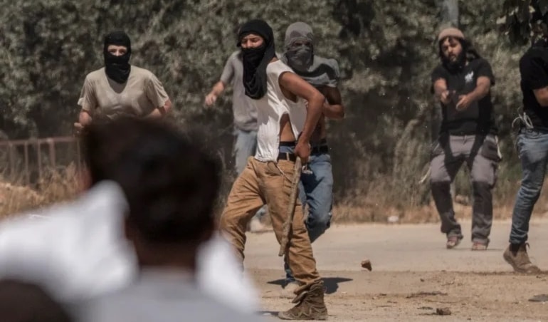 مستوطنون إسرائيليون يهاجمون سكان بلدات فلسطينية في الضفة الغربية (من الويب)