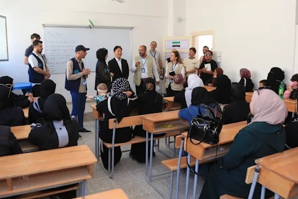 عمدت بعض الجمعيات الخيرية، بالتنسيق مع منظّمات أممية، إلى توزيع حصص غذائية مجانية على التلاميذ (من الويب)