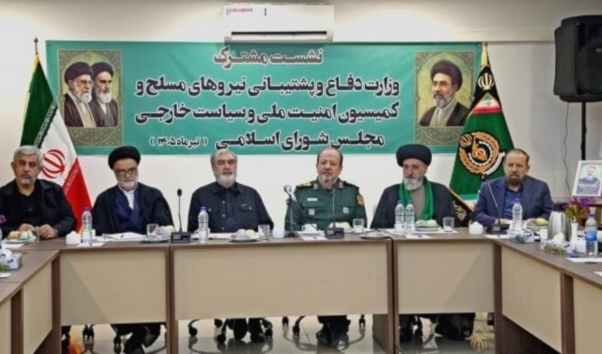 جلسة مشتركة بين وزارة الدفاع وإسناد القوات المسلحة وأعضاء لجنة الأمن القومي في البرلمان الإيراني (إرنا)