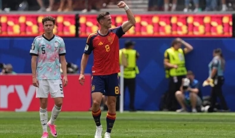 سجّلَ لمنتخب إسبانيا فابين رويز 30، وميكيل ميرينو 88.