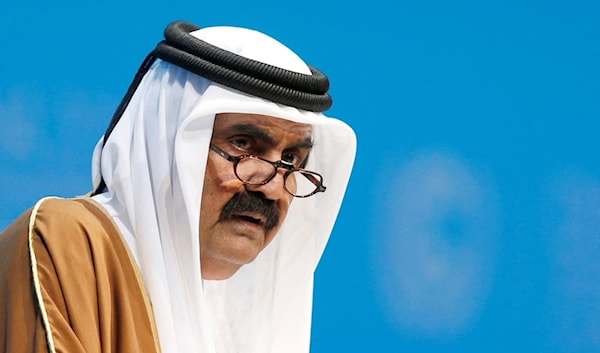 بعد تسليم الحكم إلى الأمير تميم، ربّما غاب الأمير الراحل عن الواجهة، إلّا أن ظلّه كان دائماً يلوح في الخلف (من الويب)