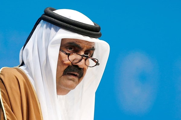 بعد تسليم الحكم إلى الأمير تميم، ربّما غاب الأمير الراحل عن الواجهة، إلّا أن ظلّه كان دائماً يلوح في الخلف (من الويب)