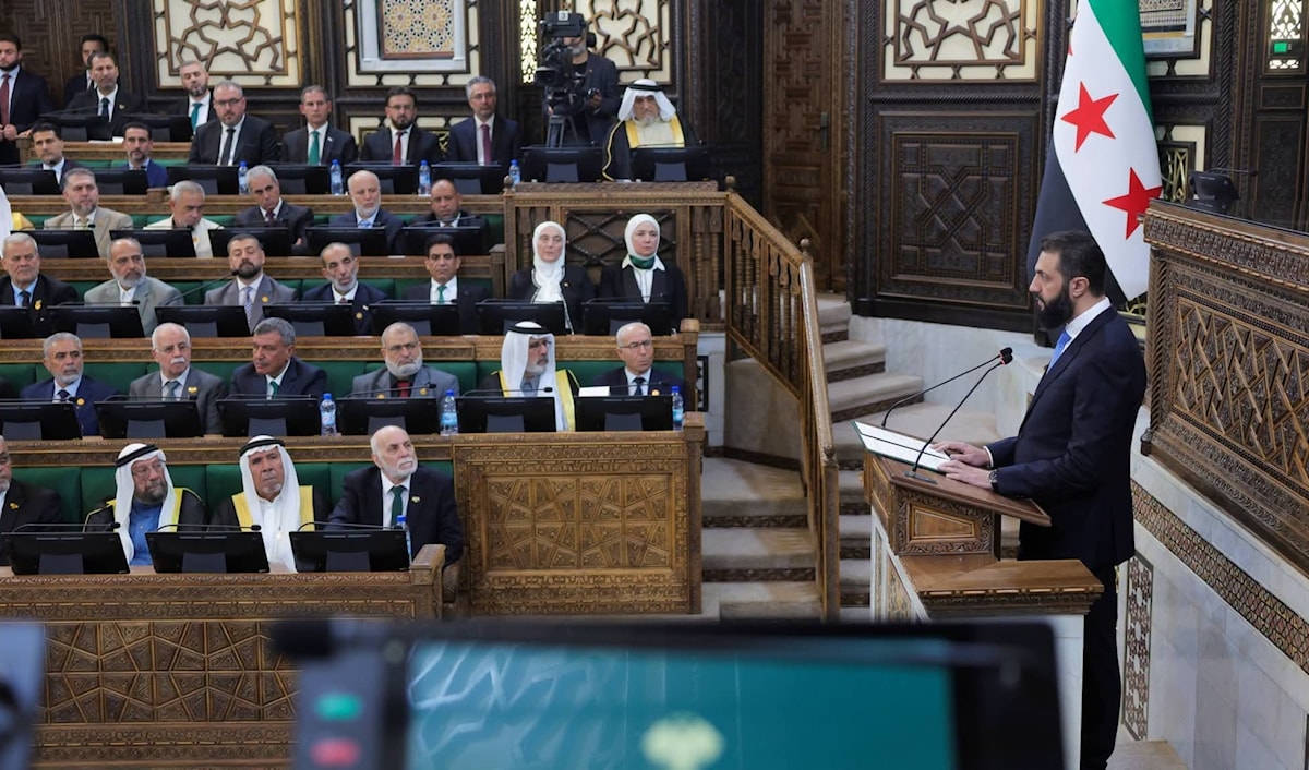 الشرع يلقي كلمة خلال الجلسة الأولى لمجلس الشعب (من الويب)