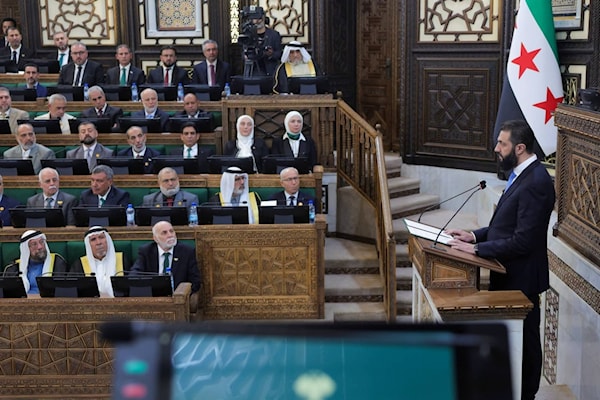 الشرع يلقي كلمة خلال الجلسة الأولى لمجلس الشعب (من الويب)
