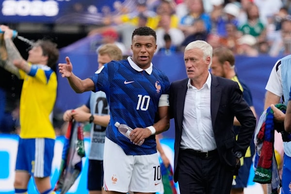 أكّدَ المدير الفني للمنتخب الفرنسي ديديه ديشان أنّ مبابي غادرَ المران الأخير قبل زملائه بنحو 10 دقائق.
