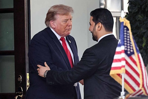 ترامب مرحّباً بالزيدي عند مدخل البيت الأبيض (من الويب)