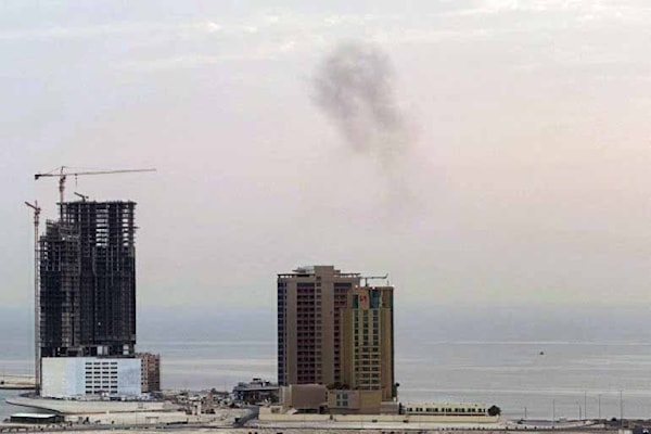 صورة نشرتها وسائل إعلام بحرينية تظهر تصاعد دخان بعد ما قالت إنه اعتراض مسيّرة إيرانية (من الويب)