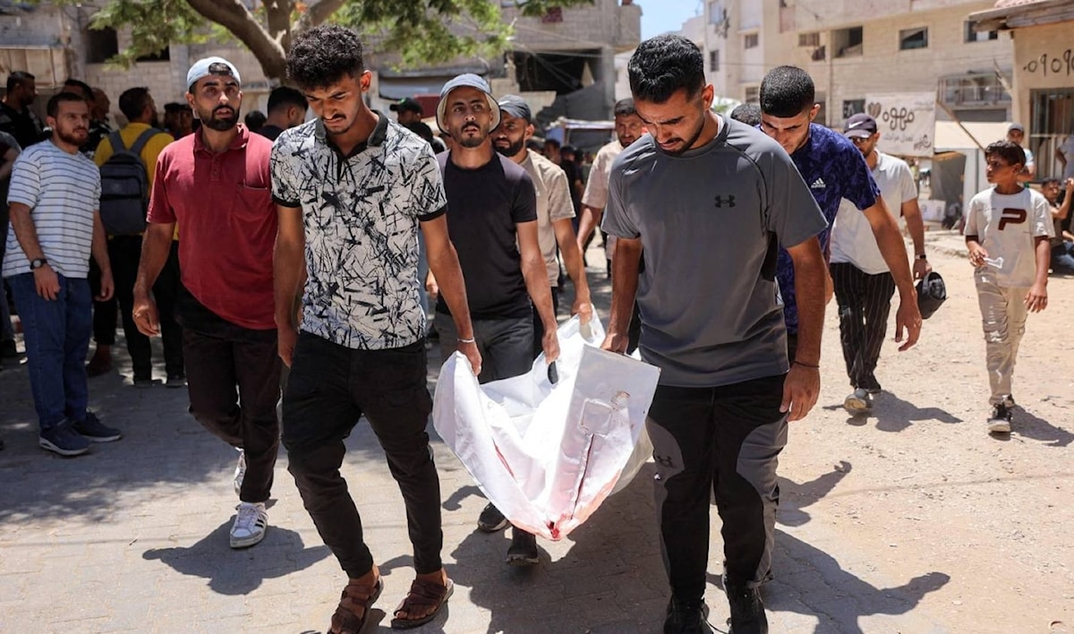 نقل جثمان أحد ضحايا الاستهداف الإسرائيلي لمقرّ شرطة مخيم جباليا (أ ف ب)