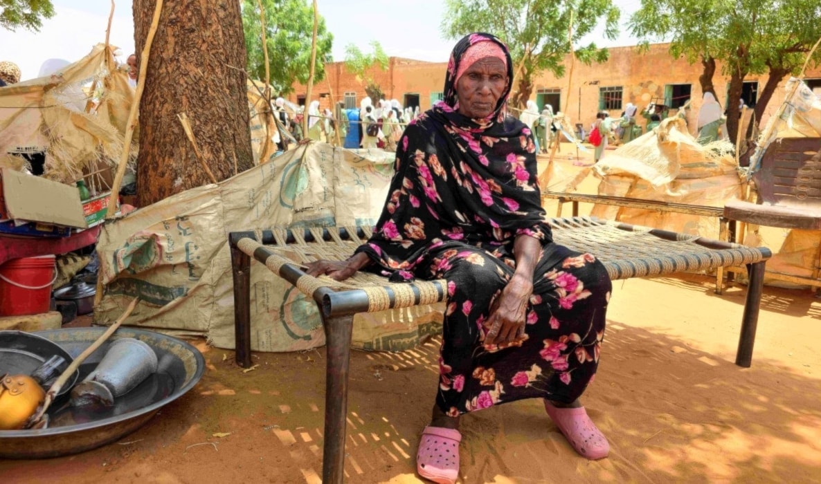 امرأة سودانية في مدينة الأبيض عاصمة ولاية شمال كردفان (أ ف ب)