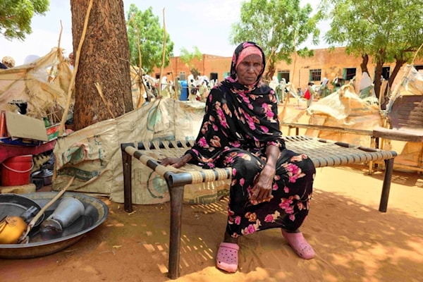 امرأة سودانية في مدينة الأبيض عاصمة ولاية شمال كردفان (أ ف ب)