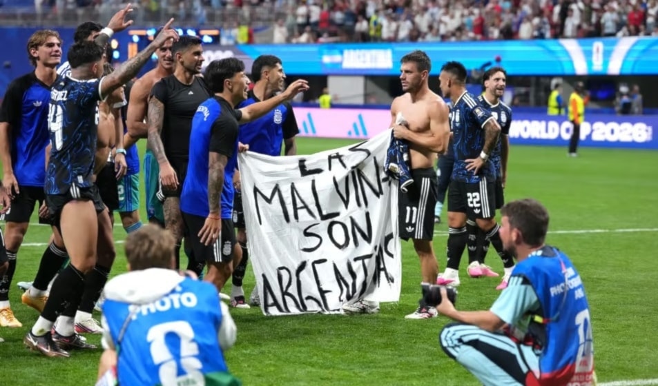 رفعَ لاعبو المنتخب الأرجنتيني لافتةً سياسيةً قدّمَها لهم مشجعون من المدرجات، كُتِبَ عليها: «لاس مالفيناس أرجنتينية».