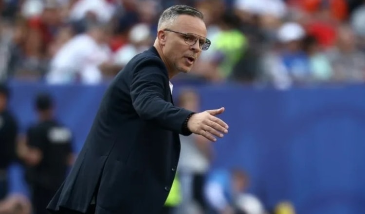 كان وهبي تولّى مهمة تدريب منتخب «أسود الأطلس» في آذار/مارس الماضي قبل فترةٍ قصيرةٍ على انطلاق المونديال.