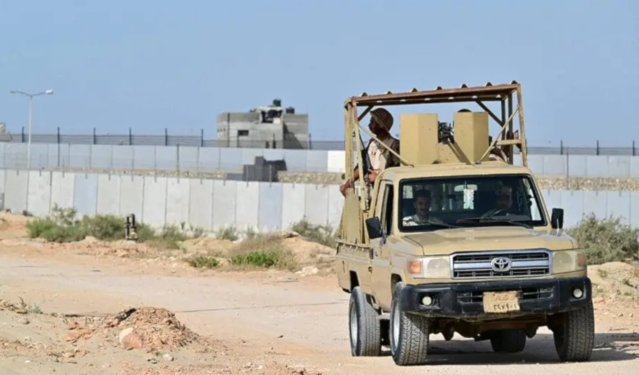 دفع الجيش المصري بتعزيزات إضافية إلى الشريط الحدودي، شملت أفراداً ومعدات متوسطة (أ ف ب)
