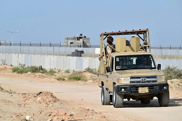 دفع الجيش المصري بتعزيزات إضافية إلى الشريط الحدودي، شملت أفراداً ومعدات متوسطة (أ ف ب)