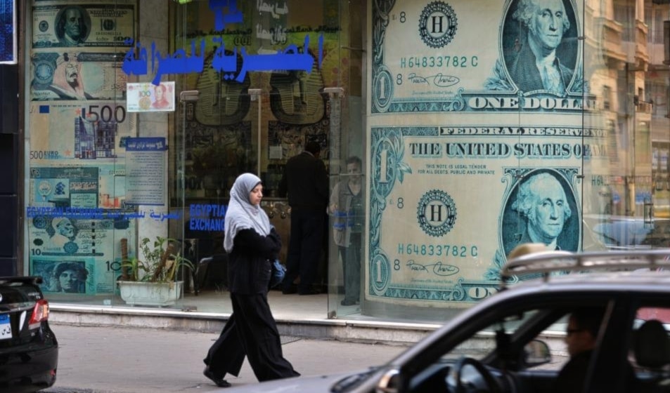 خلال ألف يوم من الحرب، وجد المصريون أنفسهم أمام موجات متلاحقة من ارتفاع الأسعار (أ ف ب)