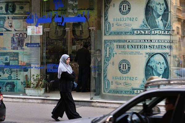 خلال ألف يوم من الحرب، وجد المصريون أنفسهم أمام موجات متلاحقة من ارتفاع الأسعار (أ ف ب)