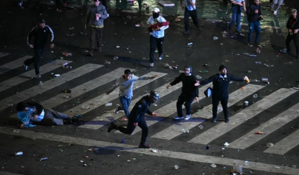 تم اعتقال ما لا يقل عن 15 شخصاً إلى جانب سقوط عدد كبير من المصابين.