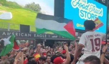 ظهرَ عدد من المحتفلين وهم يرفعون العلم الفلسطيني ويرددون هتافات داعمة لفلسطين، وسط تفاعلٍ من الحاضرين.