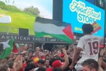ظهرَ عدد من المحتفلين وهم يرفعون العلم الفلسطيني ويرددون هتافات داعمة لفلسطين، وسط تفاعلٍ من الحاضرين.