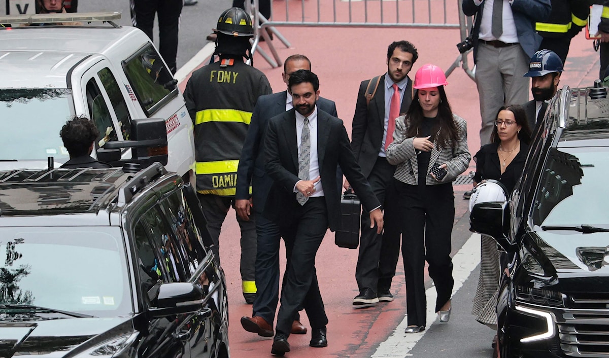 يحتمل محلّلون أن يكون هذا تراجع ممداني ناتجاً من اعتبارات سياسية، متّصلة جوهرياً بضغوط اللوبي الصهيوني في الولايات المتحدة (أ ف ب)