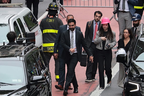 يحتمل محلّلون أن يكون هذا تراجع ممداني ناتجاً من اعتبارات سياسية، متّصلة جوهرياً بضغوط اللوبي الصهيوني في الولايات المتحدة (أ ف ب)