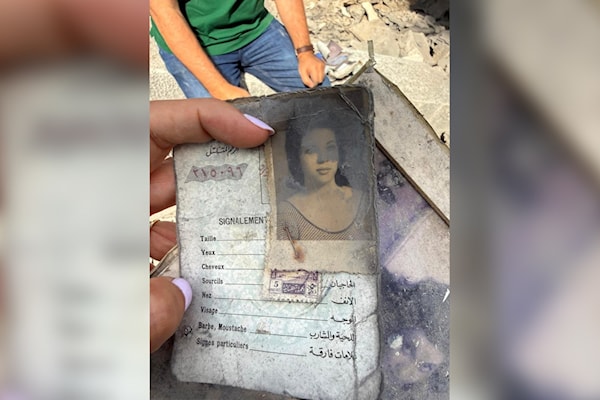 ما تبقى من جواز سفر والدة سعد الزين صاحب المنزل الأثري الذي دمرته إسرائيل في كفررمان (الأخبار)