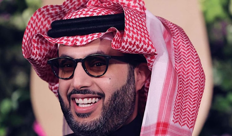 أُدرجت أغنية «أتأخر عتابنا» باسم «رزام» المستعار لتركي آل الشيخ