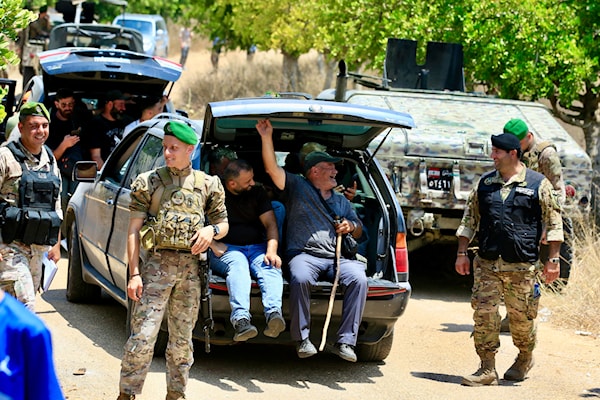 دخول أهالي زوطر الغربية (قضاء النبطية) إلى بلدتهم أمس (علي حشيشو)