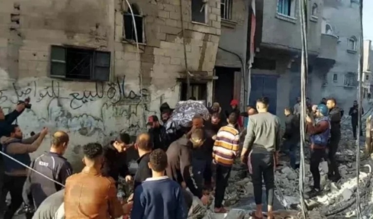 قصفت الطائرات الحربية الإسرائيلية سطح منزلٍ يعود إلى عائلة أبو الريش في مواصي مدينة خانيونس (من الويب)