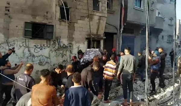 قصفت الطائرات الحربية الإسرائيلية سطح منزلٍ يعود إلى عائلة أبو الريش في مواصي مدينة خانيونس (من الويب)