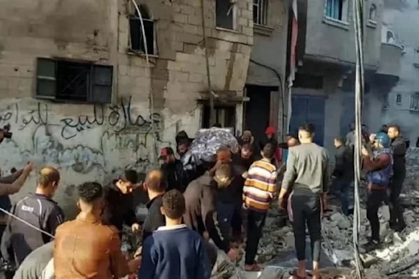 قصفت الطائرات الحربية الإسرائيلية سطح منزلٍ يعود إلى عائلة أبو الريش في مواصي مدينة خانيونس (من الويب)