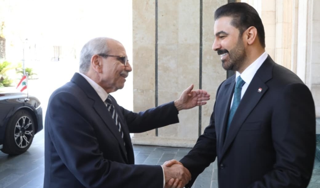 رئيس الوزراء العراقي مستقبلاً نظيره اللبناني في المنطقة الخضراء ببغداد (من الويب)