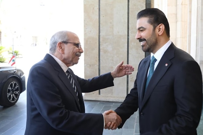 رئيس الوزراء العراقي مستقبلاً نظيره اللبناني في المنطقة الخضراء ببغداد (من الويب)