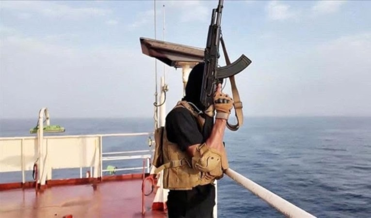 ما لا يقل عن 11 ناقلة نفط أوقفت إشارات التتبع قبالة ميناء ينبع (من الويب)