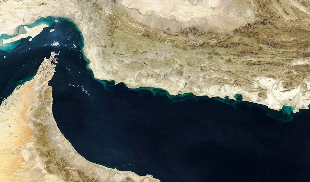 يستند المقترح العماني ​إلى نموذج مضيق ملقة حيث يساهم ⁠مستخدمو المضيق طوعاً في تمويل خدمات الملاحة. (من الويب)