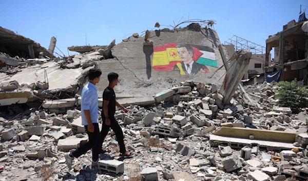 علم أسبانيا ورسم رئيس وزرائها، بيدرو سانشيز، على منزل هدمته إسرائيل في مدينة غزة (أ ف ب)